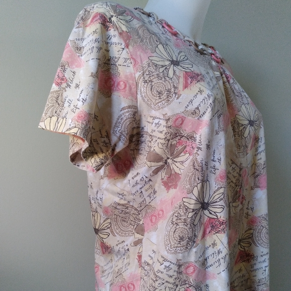 Pretty Vintage Top by Shenanigans with plastic Hoops at Neckline - Picture 2 of 6